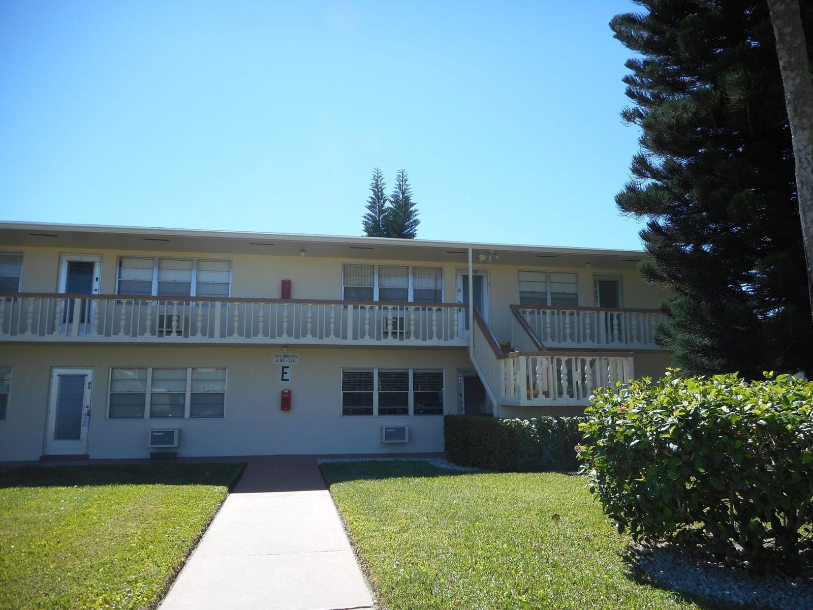 110 Salisbury E, West Palm Beach, FL 33417 - photo 1 of 13