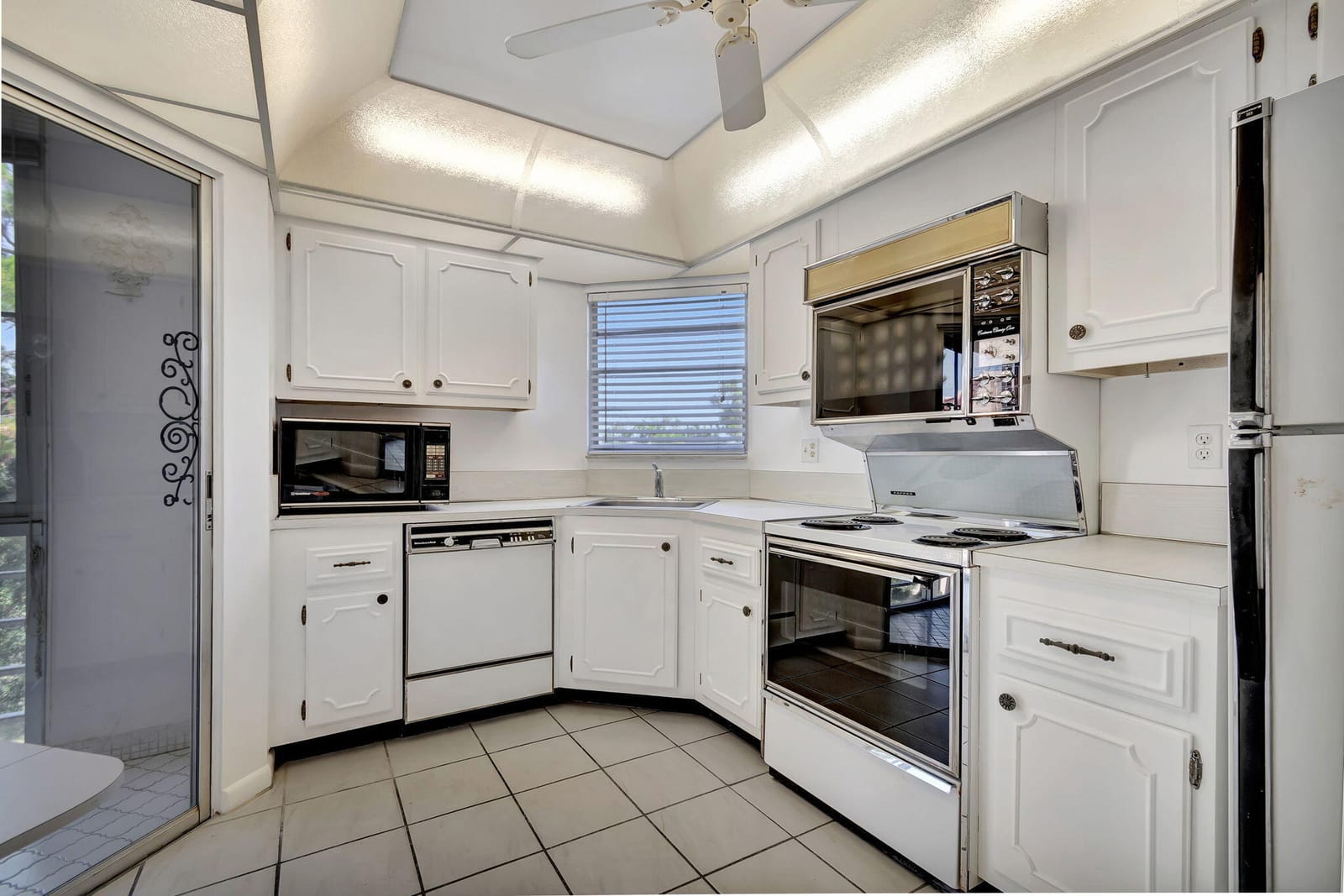 3810 Via Poinciana 502, Lake Worth, FL 33467 photo 2