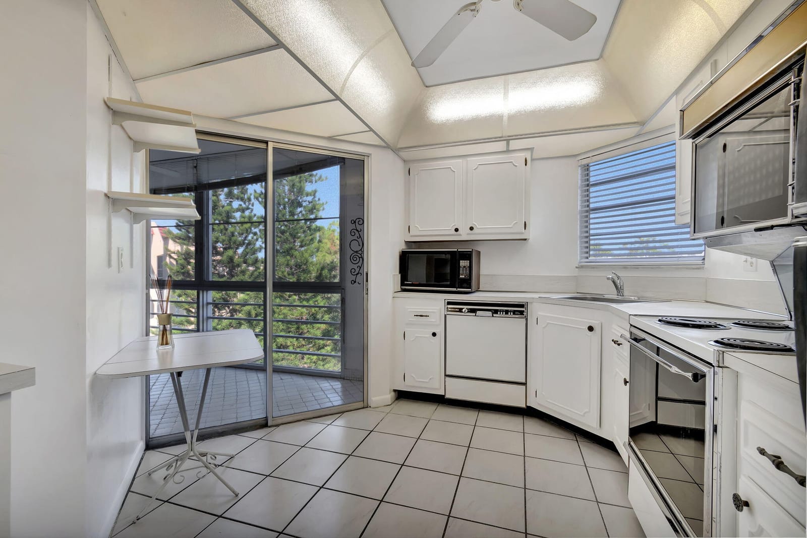 3810 Via Poinciana 502, Lake Worth, FL 33467 photo 4