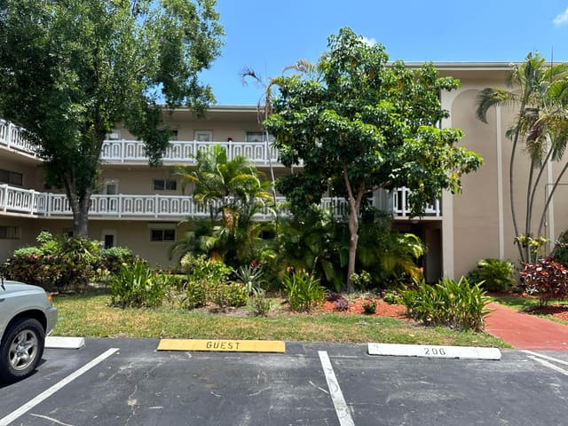 2687 N Garden Drive 105, Lake Worth, FL 33461