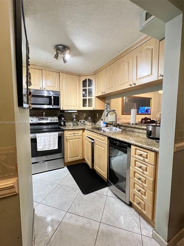 10227 NW 9th St Circle 105-3, Miami, FL 33172