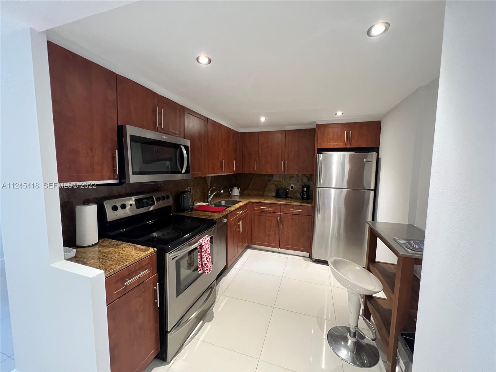 5161 Collins Avenue 309 — photo 2