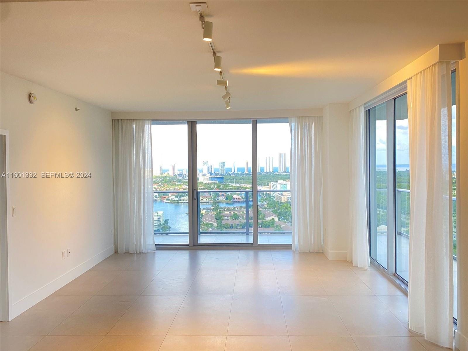 16385 Biscayne Boulevard 2421 — photo 9