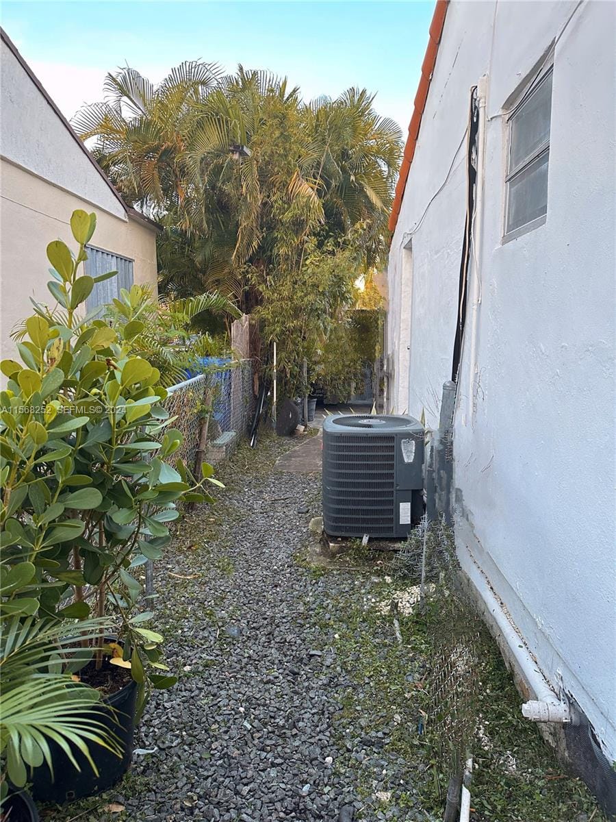 810 NW 17th Court, Miami, FL 33125 photo 4