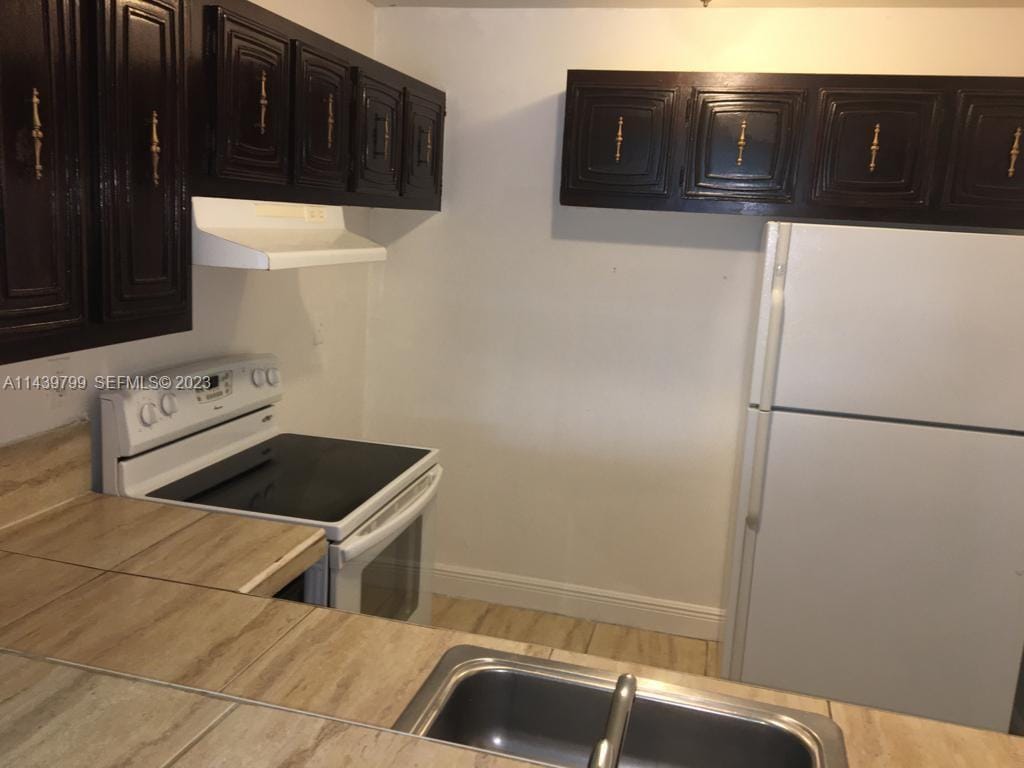 498 NW 165th St Road D205, Miami, FL 33169 photo 2