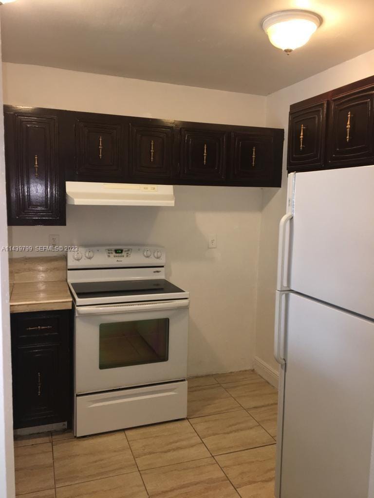 498 NW 165th St Road D205, Miami, FL 33169 photo 3