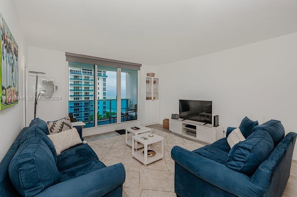 2301 Collins Avenue 1115 — photo 4