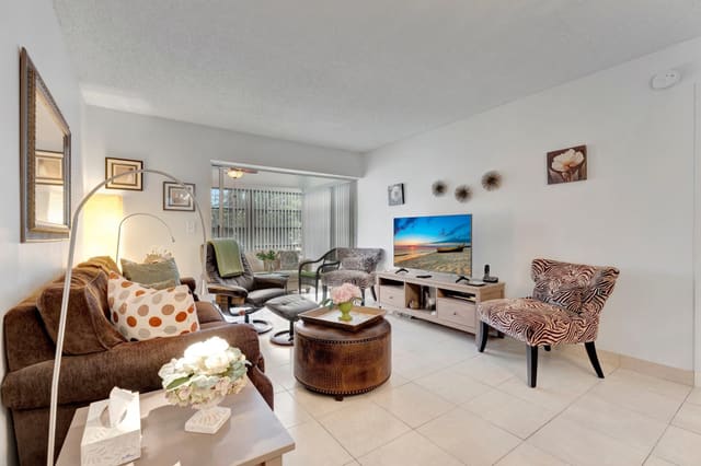 2950 NW 46th Avenue 211C, Lauderdale Lakes, FL 33313