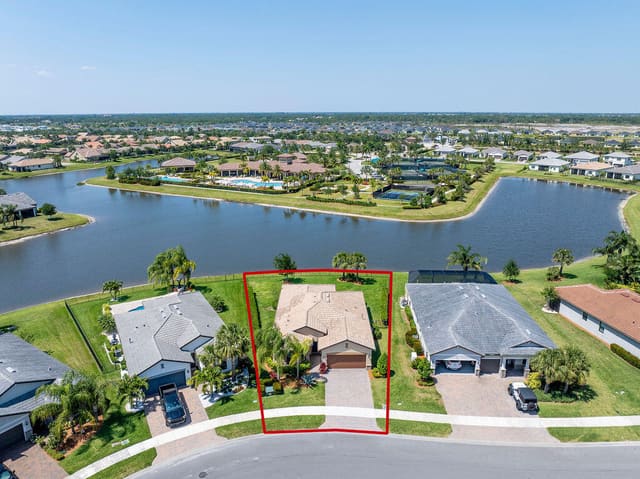 474 SE Vallarta Drive, Port St. Lucie, FL 34984
