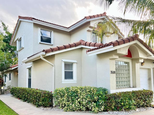 7608 Pinewalk Drive 127, sold in Fairway Views, Margate, FL