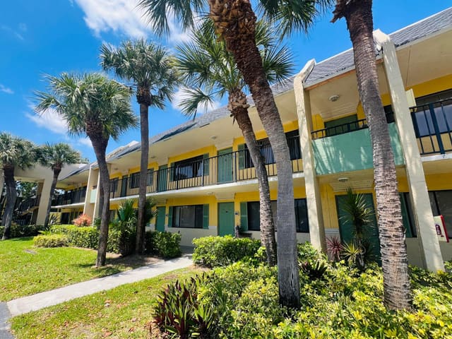 1625 Meadows Circle W, Boynton Beach, FL 33436