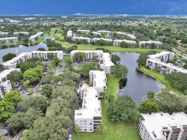 9235 Lagoon Place 410, Davie, FL 33324