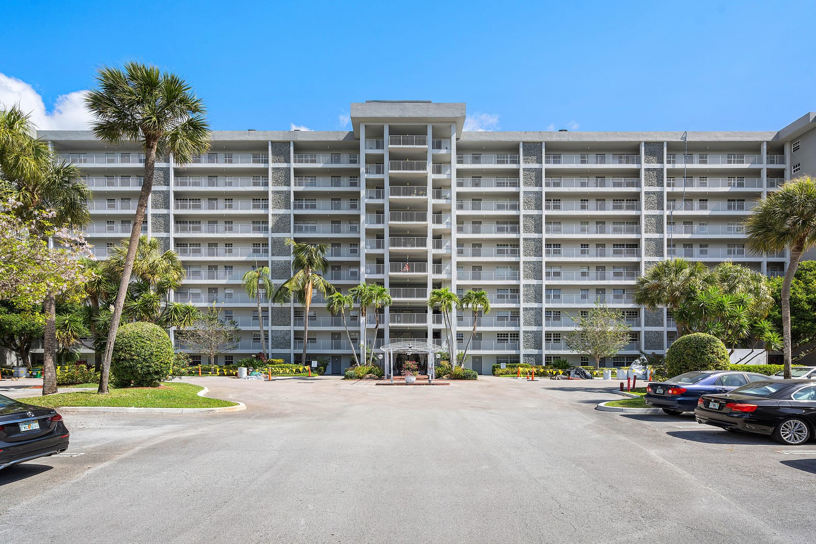 4015 W Palm Aire Drive 403 — photo 2