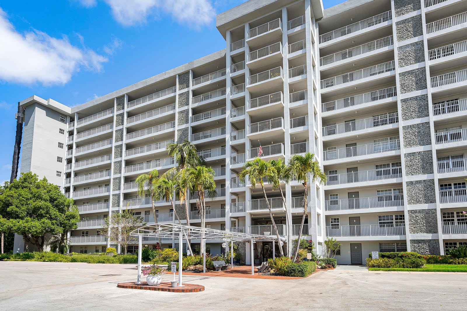 4015 W Palm Aire Drive 403 — photo 3