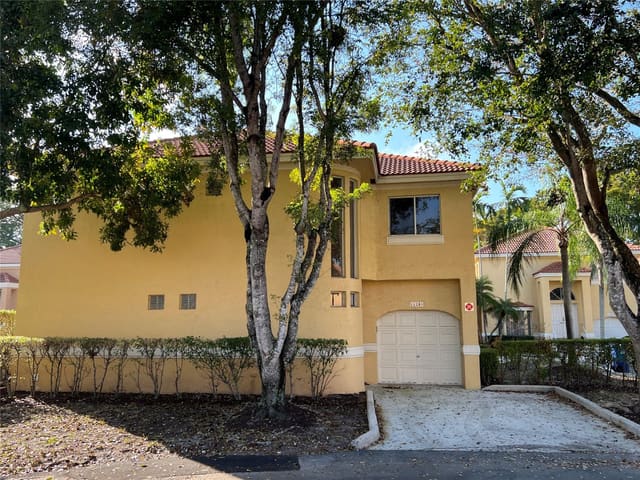 11285 Lakeview Drive 35, Coral Springs, FL 33071