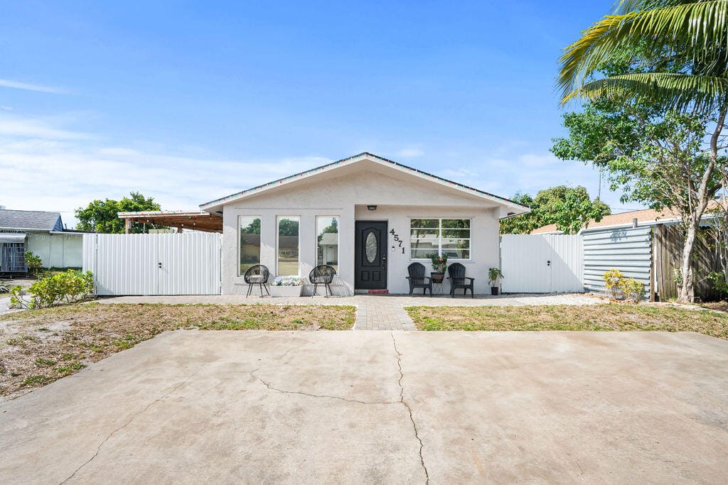 4571 Weymouth Street, Lake Worth, FL 33463