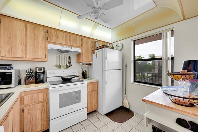 2711 NW 104th Avenue 302, sold in Sunrise Lakes Phase Iv, Sunrise, FL
