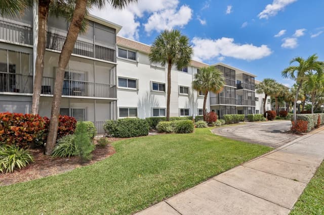 701 NE 1st Court 206, sold in Casa Blanca, Hallandale Beach, FL