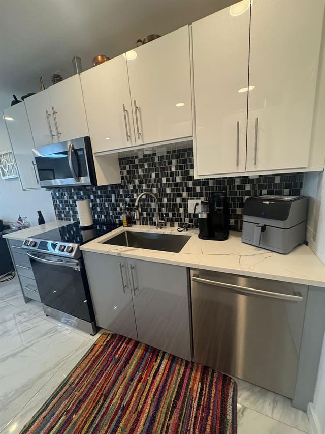 1801 NE 62nd Street 209, sold in Georgian Court, Fort Lauderdale, FL