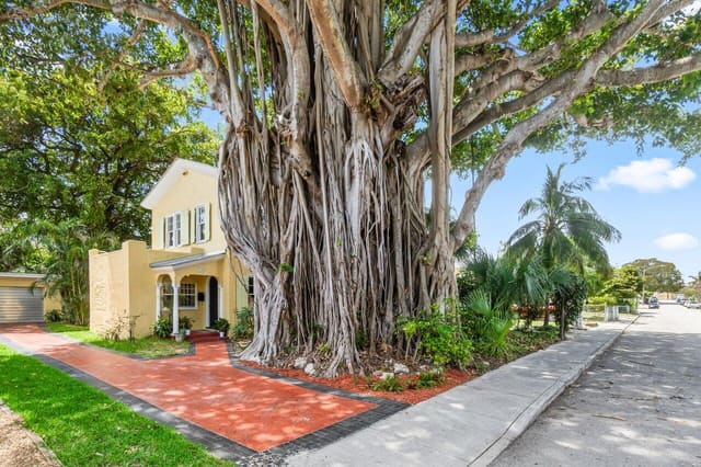 924 Almeria Road, sold in Willa Park, West Palm Beach, FL