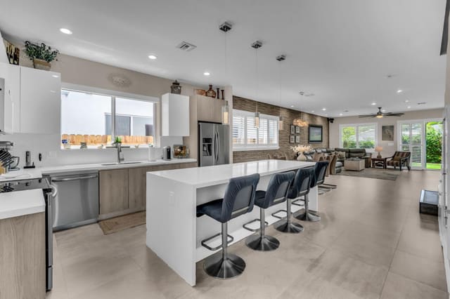 807 SW 7th Avenue, Tarpon River Club, Fort Lauderdale, FL