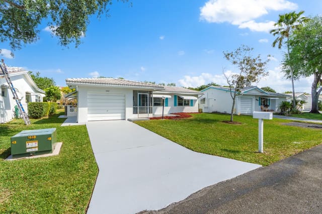8561 NW 17th Place, Plantation, FL 33322
