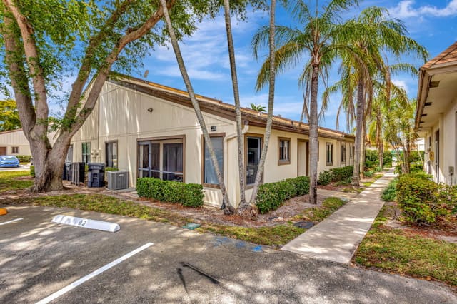 11901 Sturbridge Lane, sold in Sturbridge Village, Wellington, FL