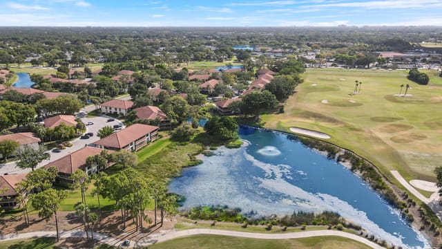 334 Brackenwood Circle, sold in Golf Villas, Palm Beach Gardens, FL