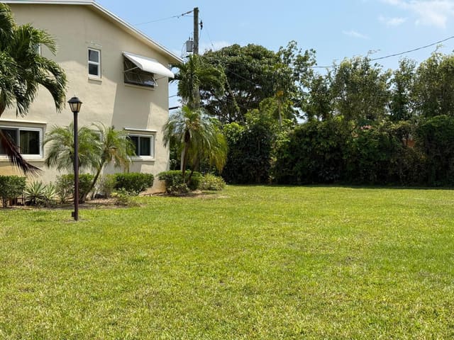 306 S Circle Drive, sold in Four Sea Suns, Boynton Beach, FL