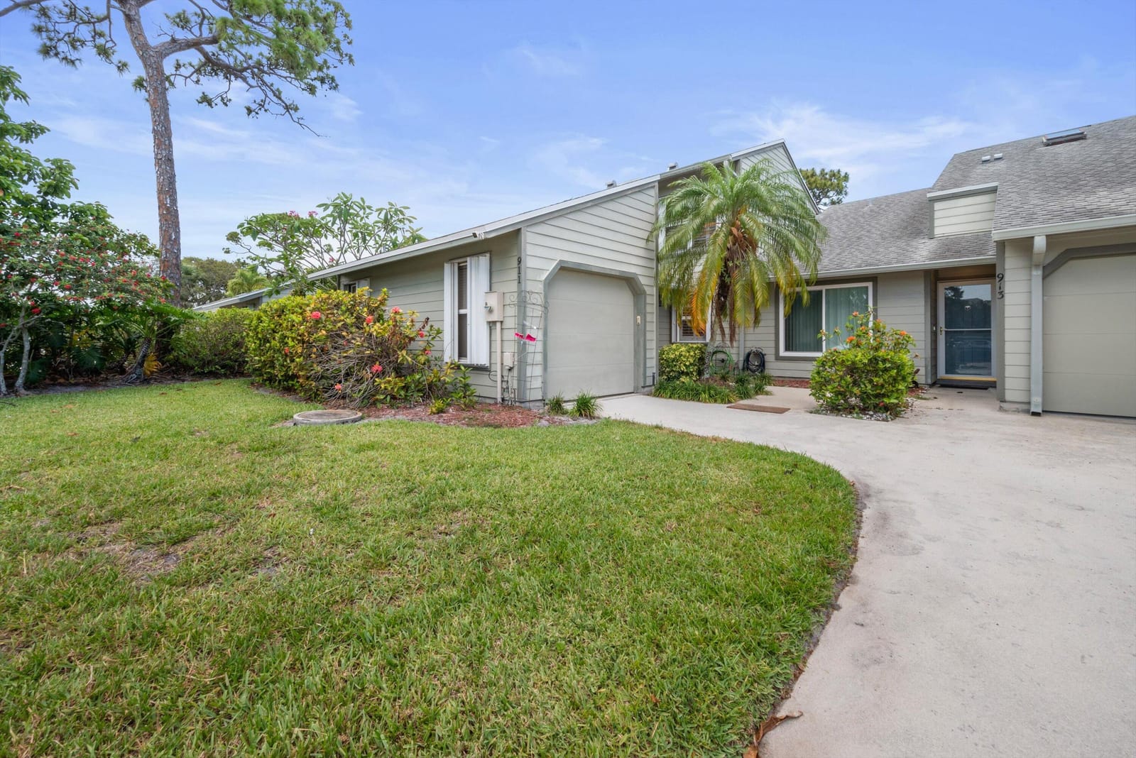 911 NE Sandalwood Place, Jensen Beach, FL 34957 photo 2