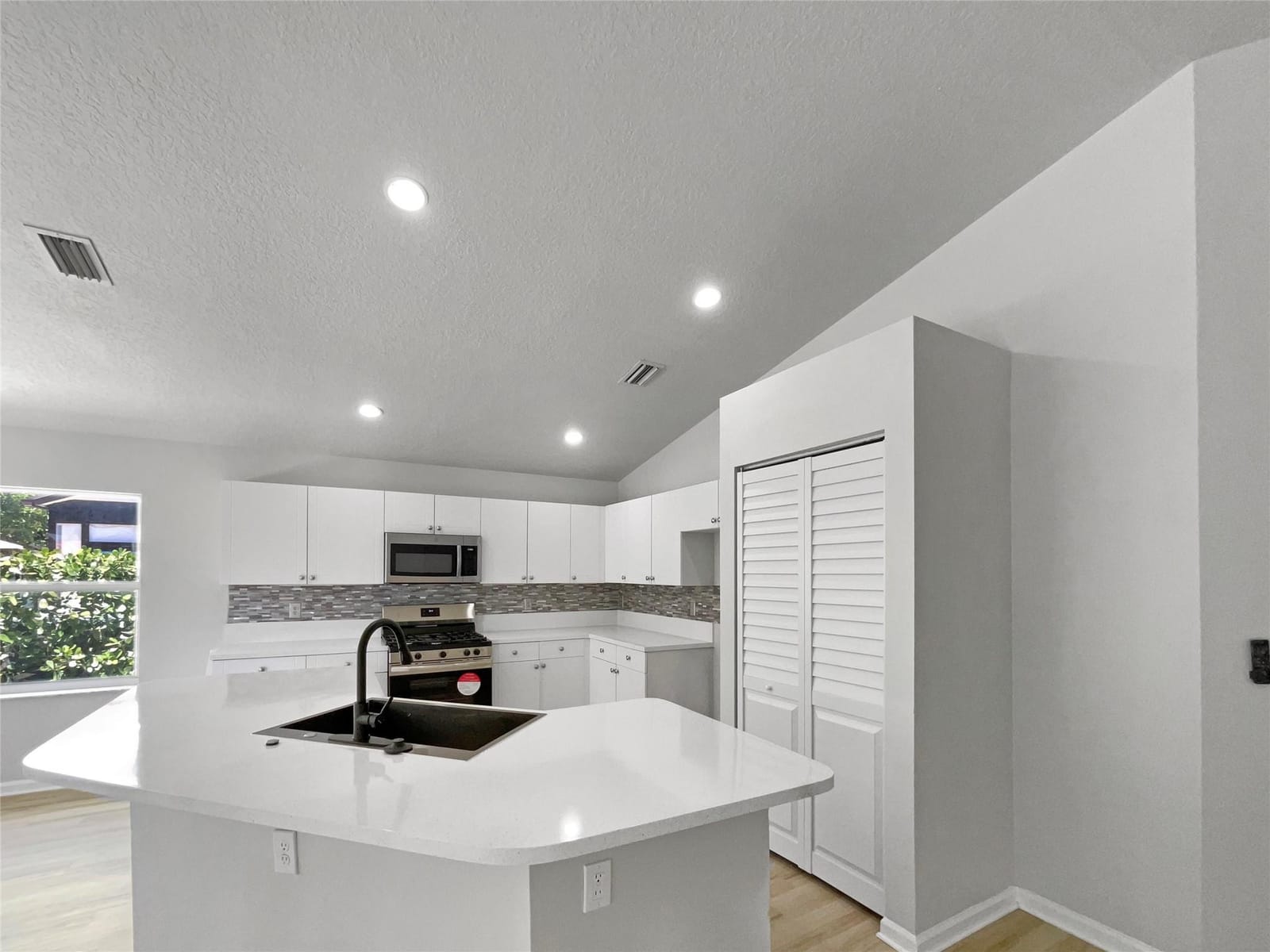 1066 Salmon Isle — photo 4