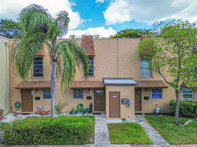 513 N Pine Island Road 7, sold in Pine Island Villas, Plantation, FL