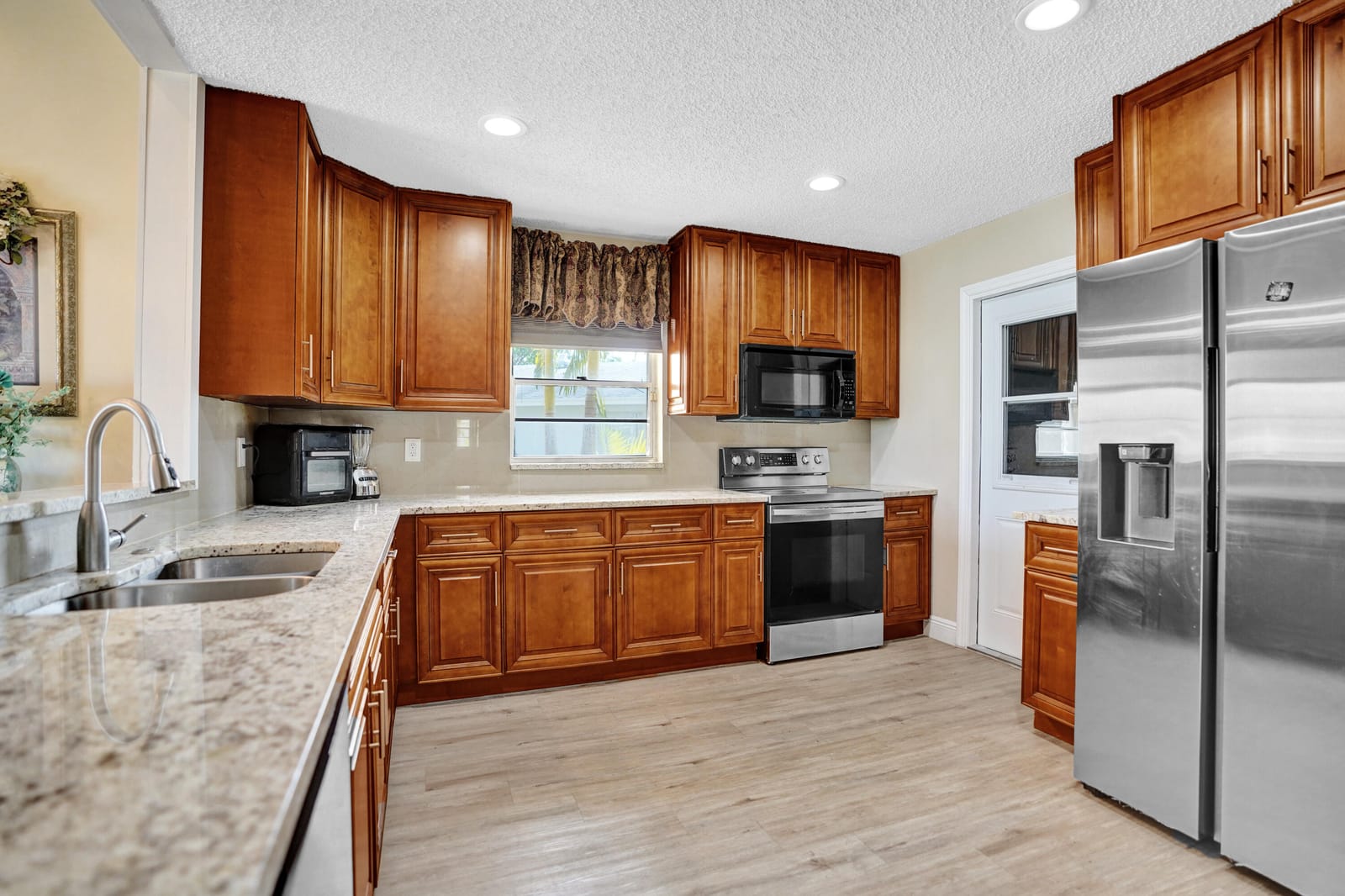 3570 Amalfi Drive — photo 12
