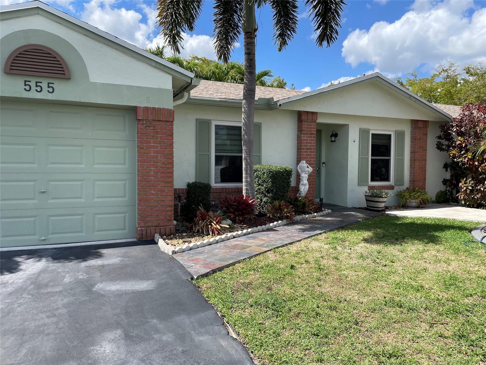 3 bedroom home for sale at 555 Abingdon, Davie, FL 33325 — $550,000