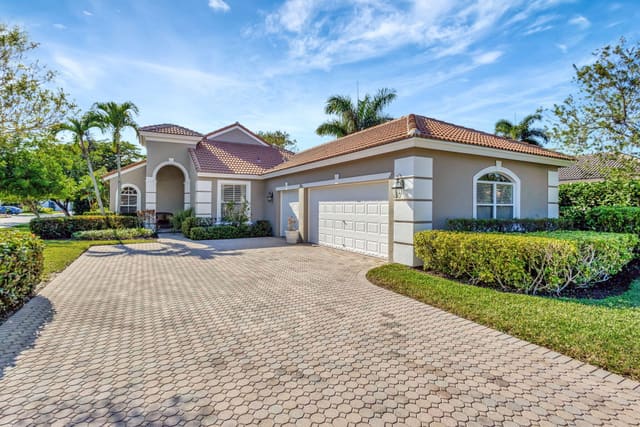 8150 Spyglass Drive, sold in Ironhorse Par C, West Palm Beach, FL