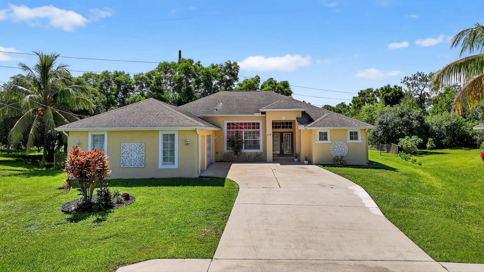 219 SE Sims Circle, Port St. Lucie, FL 34984