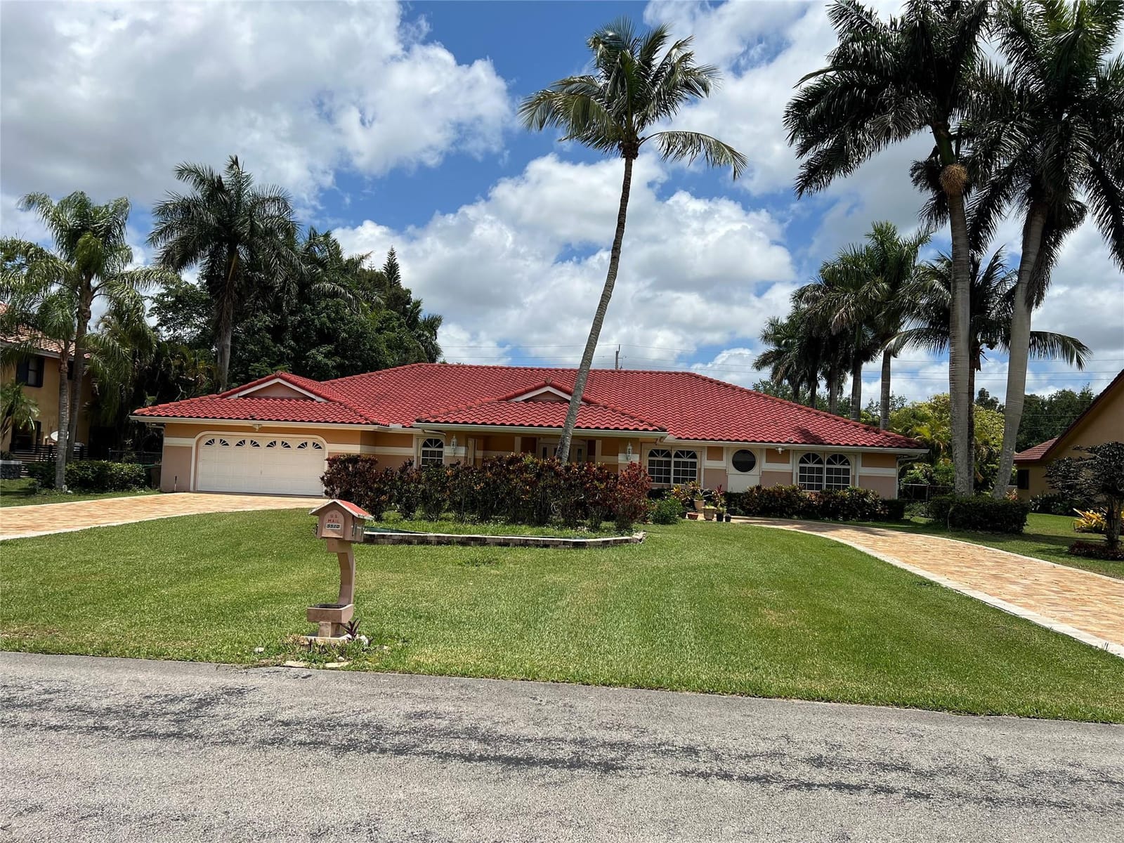 5510 W Castlegate Avenue, Davie, FL 33331 photo 2