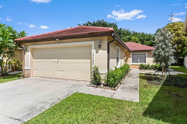 12203 Brisbane Lane, sold in Wellington Downs, Wellington, FL