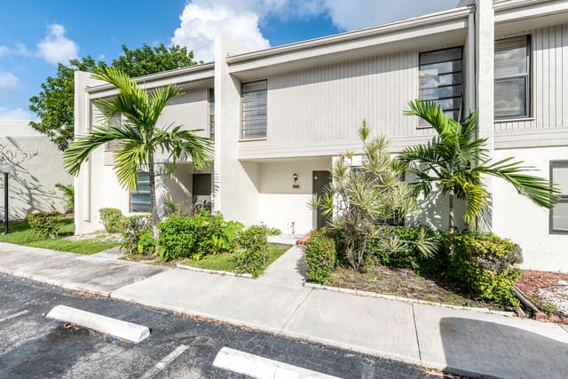 1185 NW 98th Terrace 133, sold in Westview Condominium No Eight, Pembroke Pines, FL