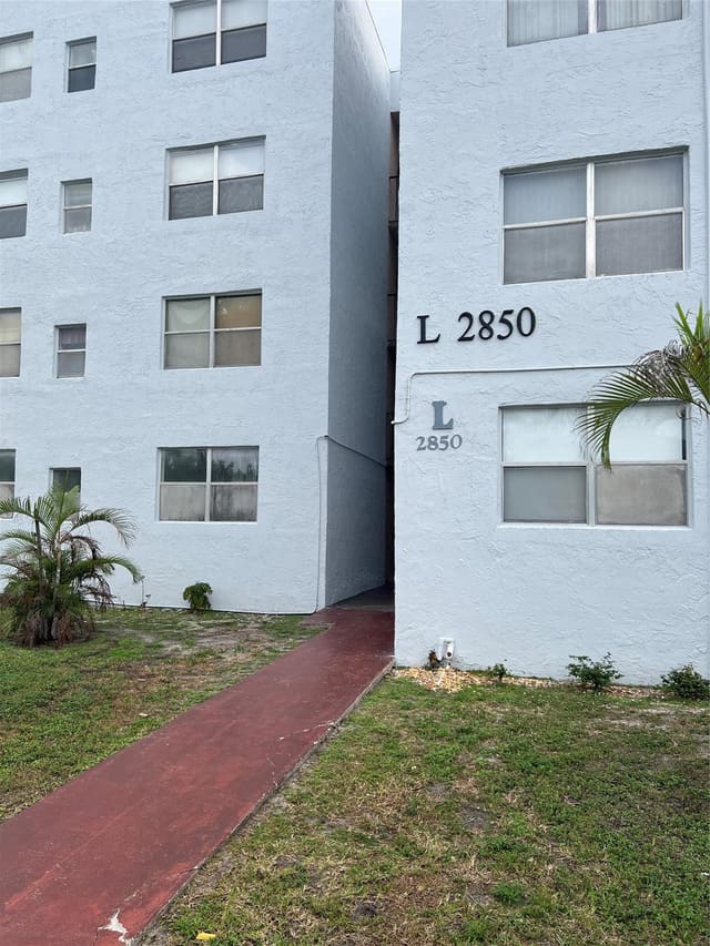 2850 Somerset Drive 107L, sold in Somerset At Lauderdale La, Lauderdale Lakes, FL