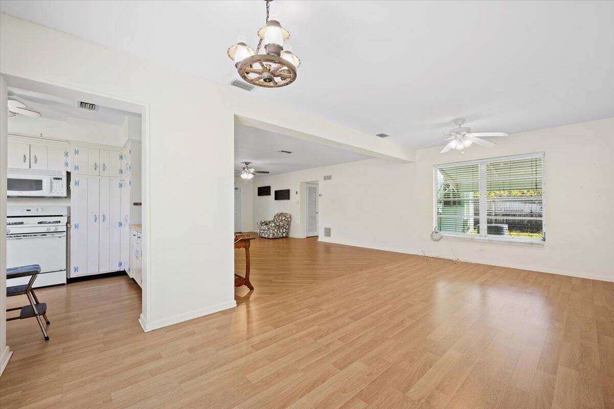 1423 Shirley Court N — photo 11