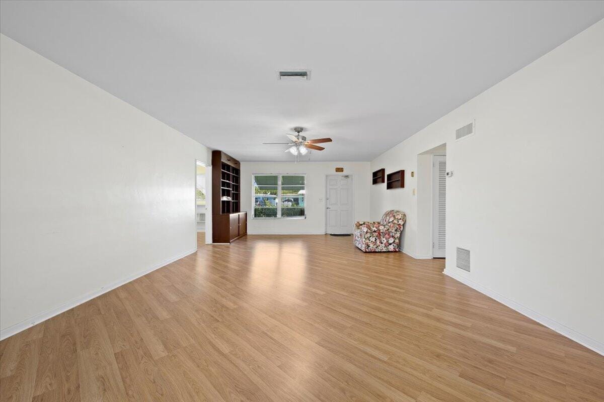 1423 Shirley Court N — photo 9