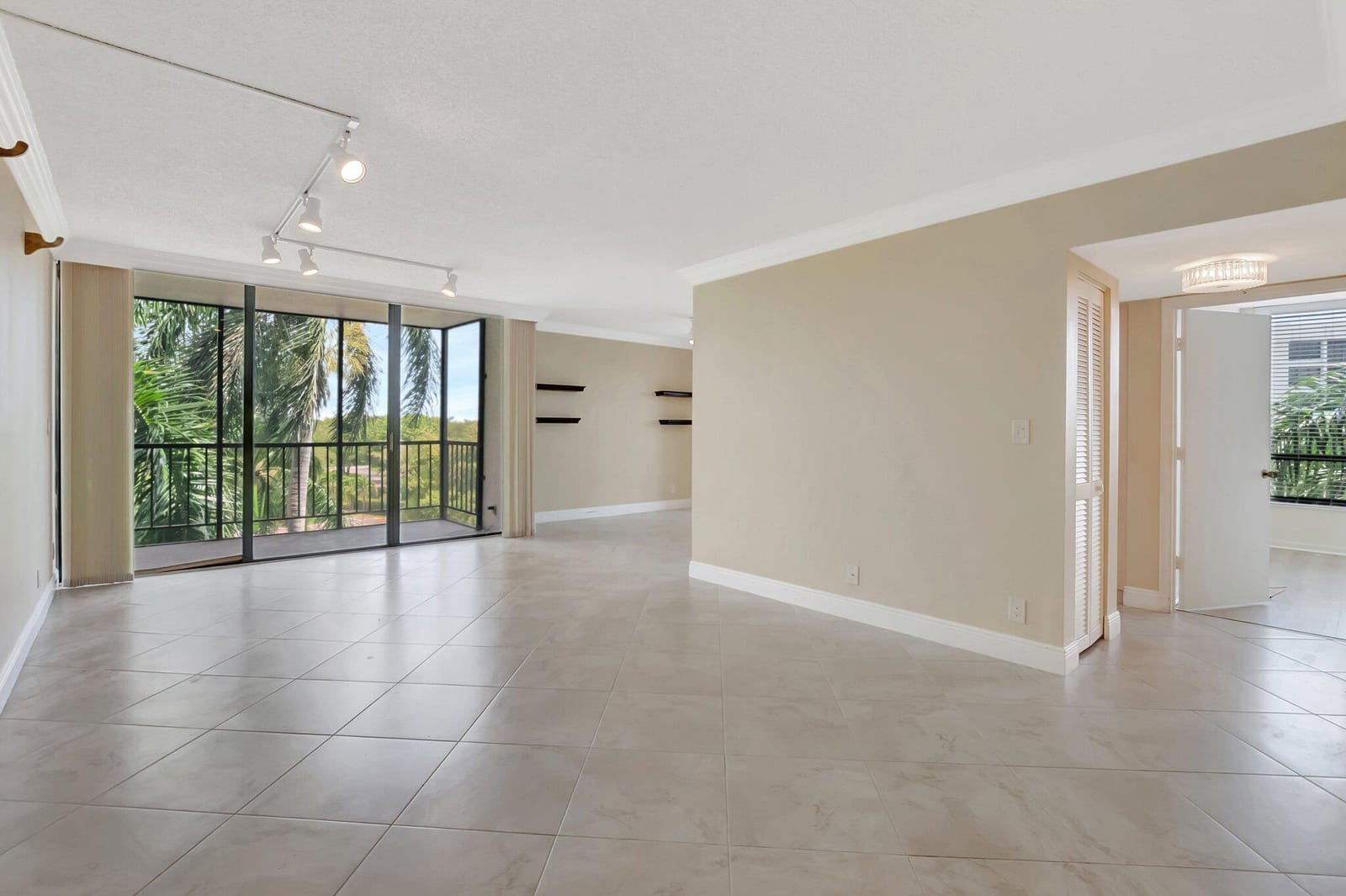 6805 Willow Wood Drive 5052, Boca Raton, FL 33434