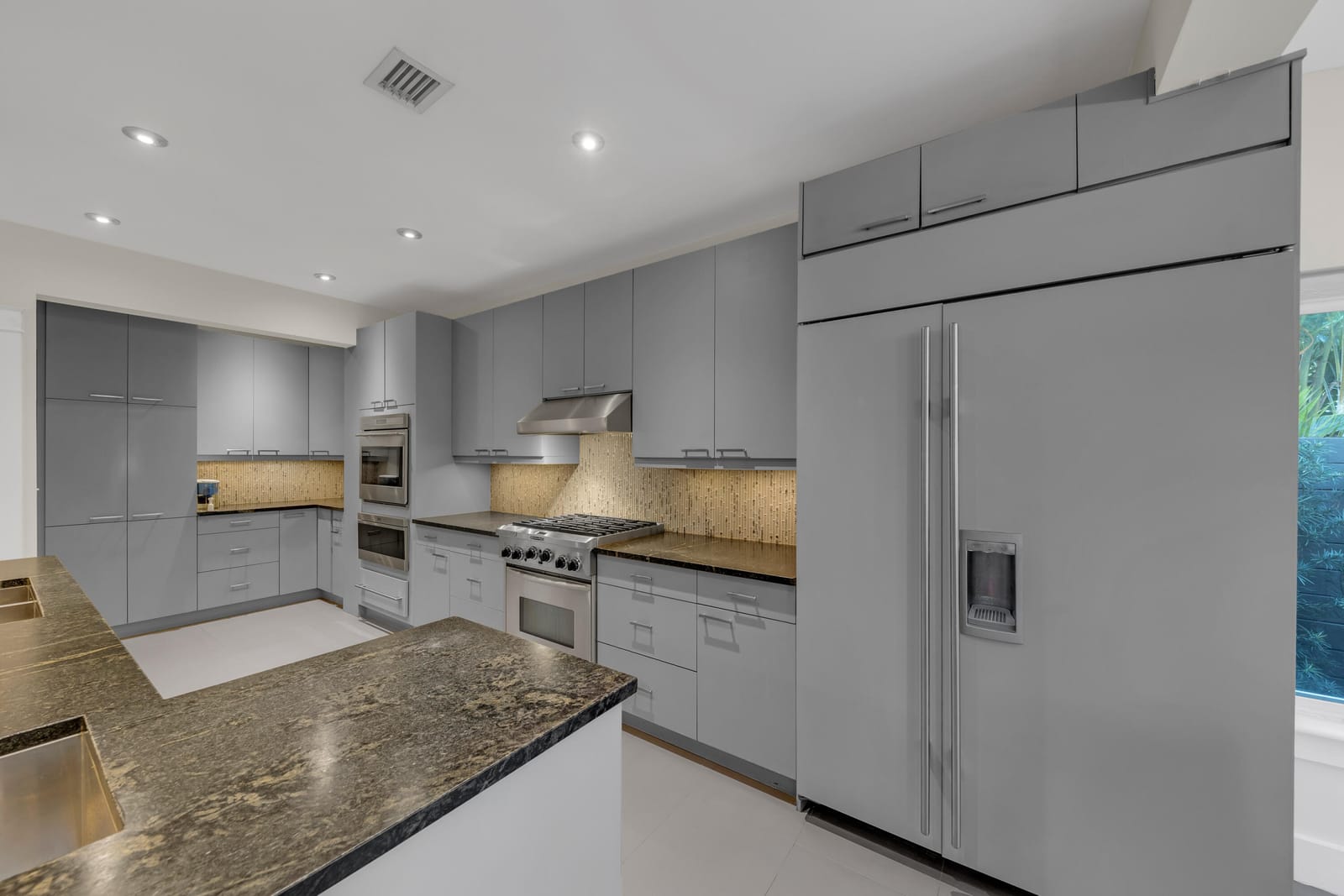 736 NE 17th Way, Fort Lauderdale, FL 33304 photo 12