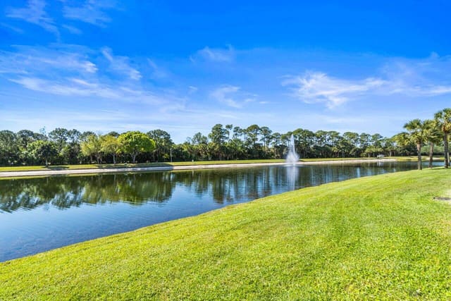 8590 Lineyard Cay, sold in Andros Isle Par F, West Palm Beach, FL