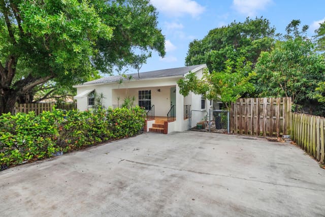704 S Pine Street, sold in Lakeview Heights Add 4, Lake Worth Beach, FL
