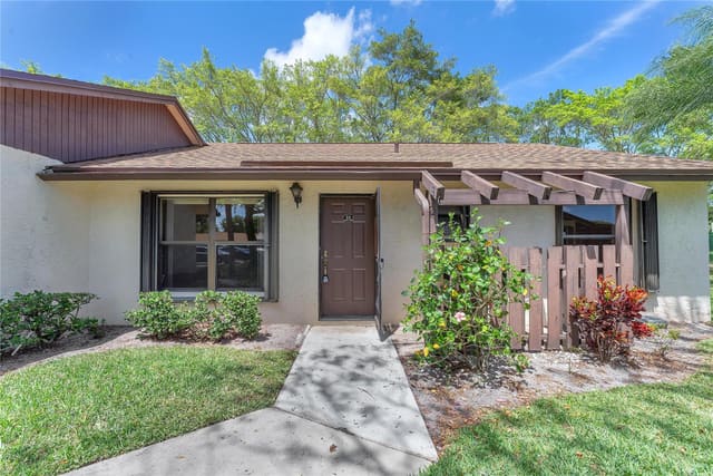 68 Via De Casas Norte 68, sold in Dos Lagos, Boynton Beach, FL