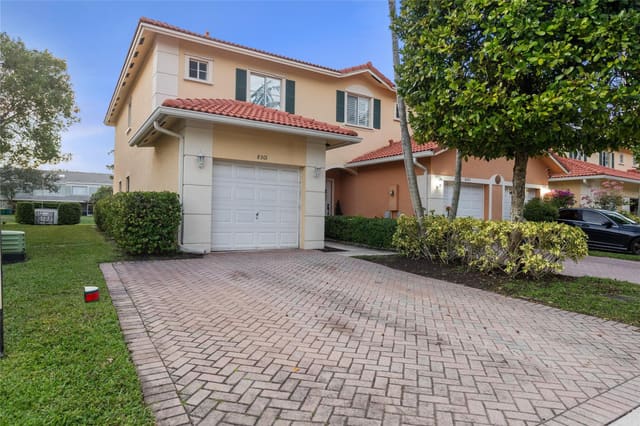 8301 Santa Monica Terrace, sold in Santa Monica, Tamarac, FL