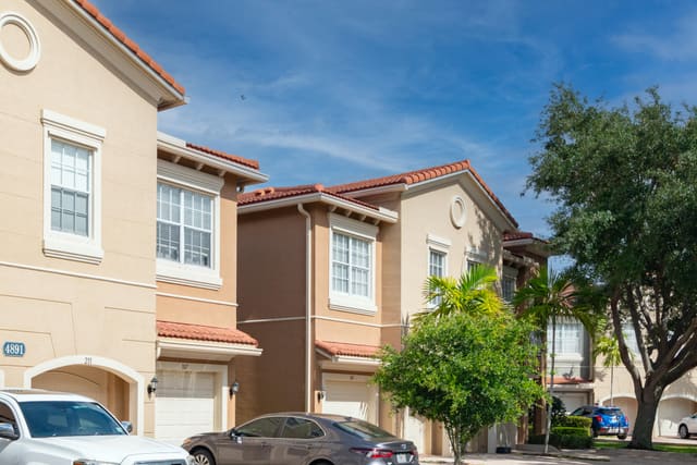 4891 Bonsai Circle 105, sold in Legends At The Gardens Condo, Palm Beach Gardens, FL