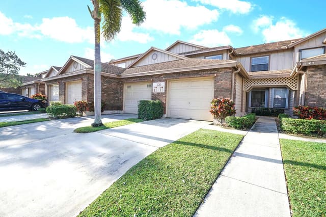 300 Crosswinds Drive E2, sold in Crosswinds At River Bridge Condo, Greenacres, FL